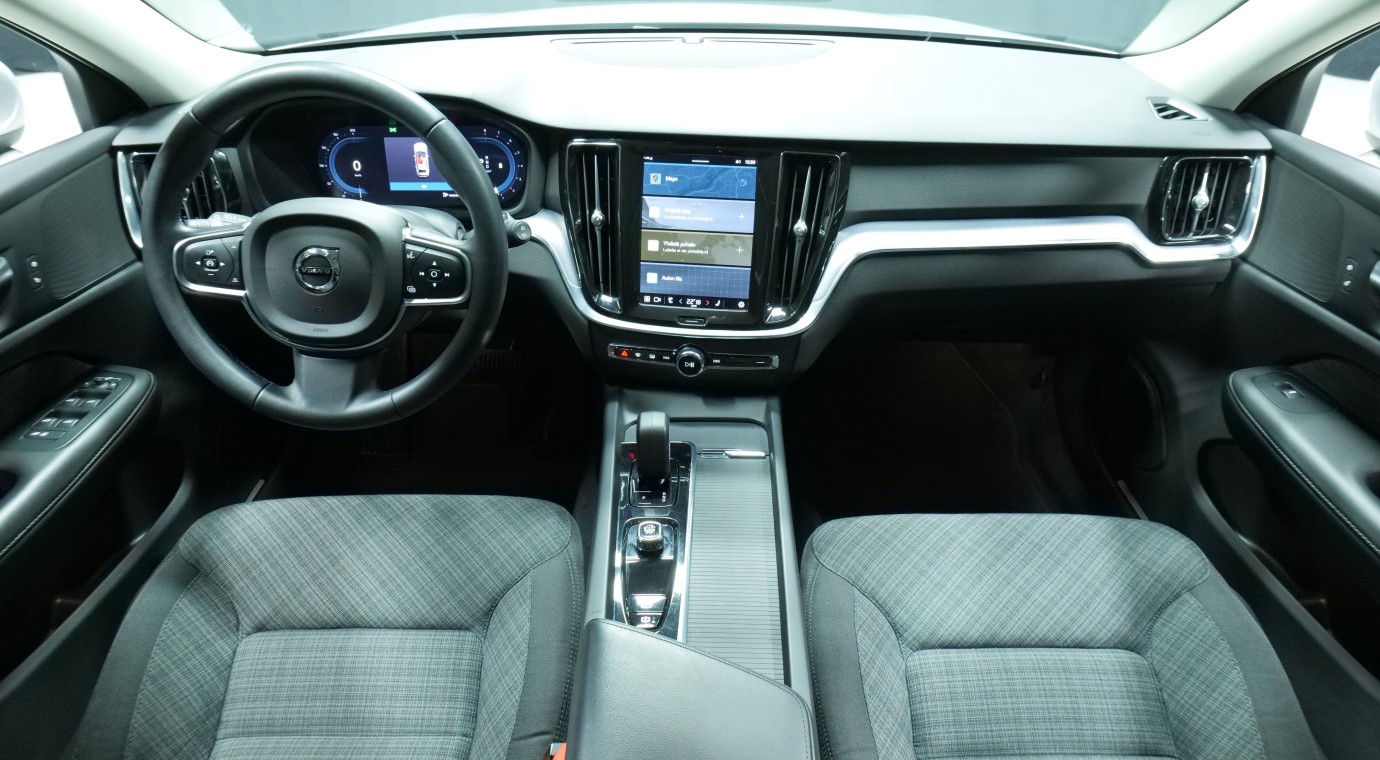 Esittelykuva Volvo V60 kevythybridiautosta.