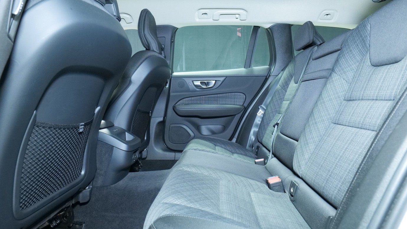 Esittelykuva Volvo V60 kevythybridiautosta.