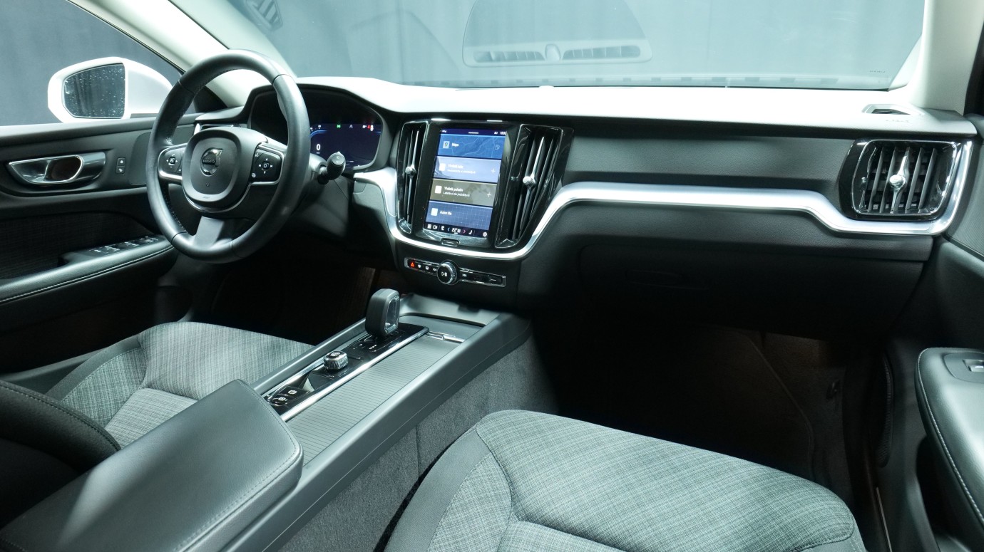 Esittelykuva Volvo V60 kevythybridiautosta.