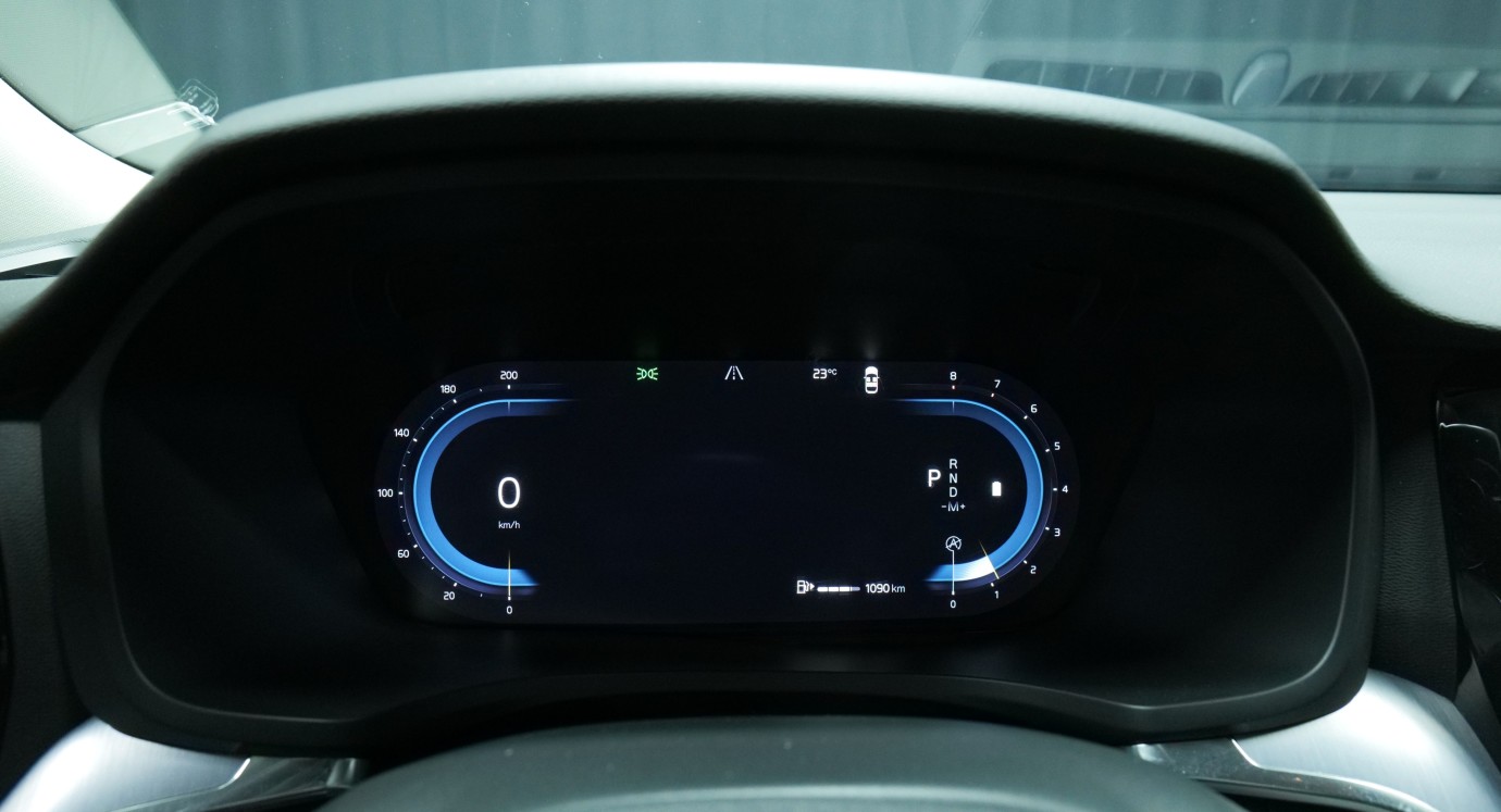 Esittelykuva Volvo V60 kevythybridiautosta.