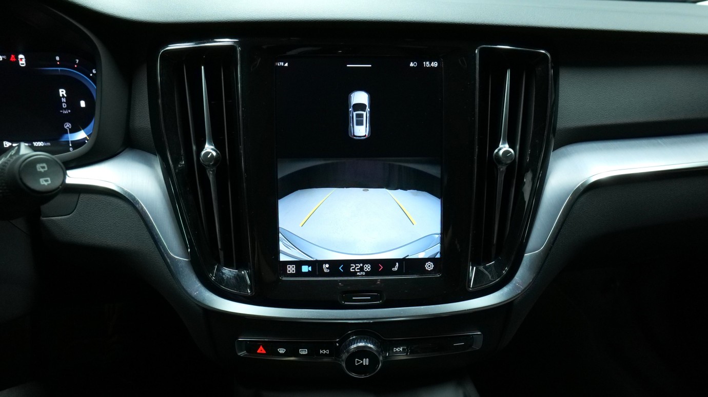 Esittelykuva Volvo V60 kevythybridiautosta.
