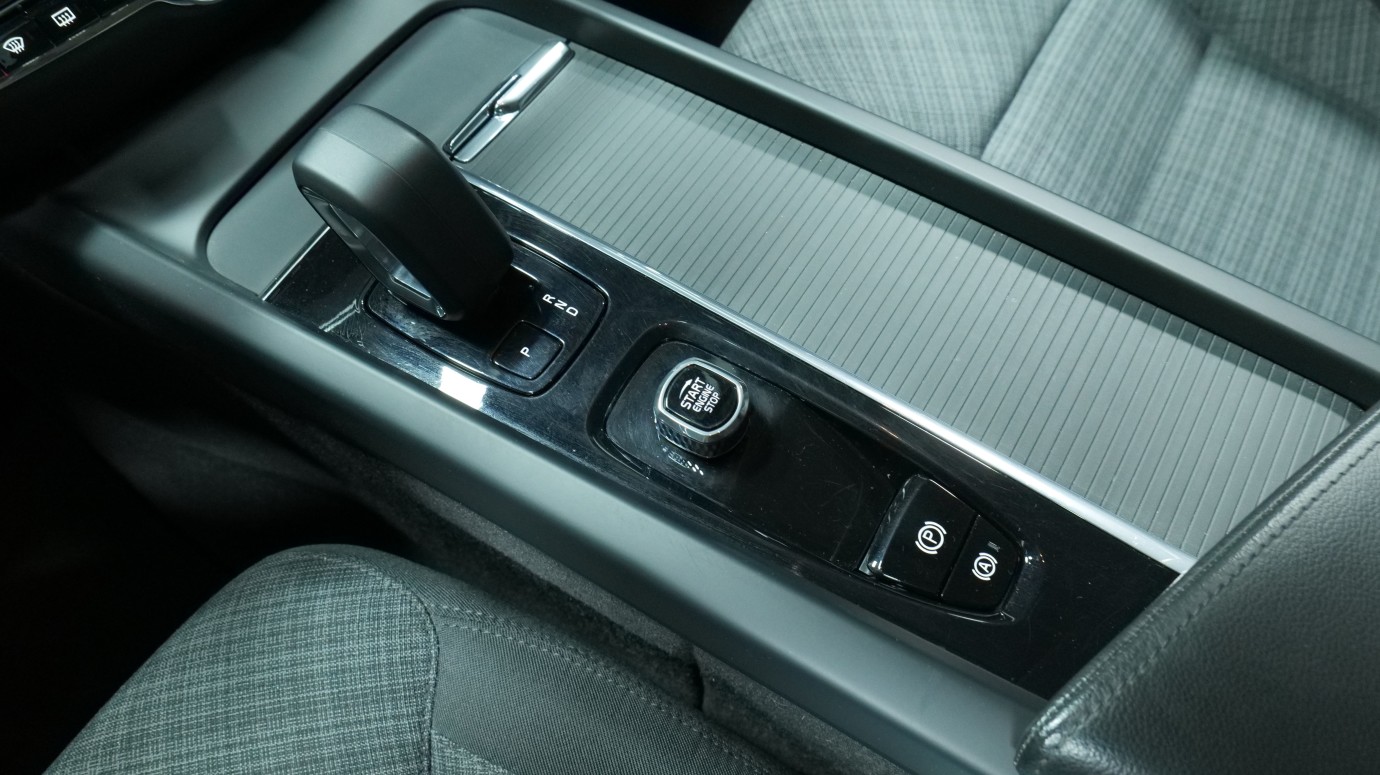Esittelykuva Volvo V60 kevythybridiautosta.