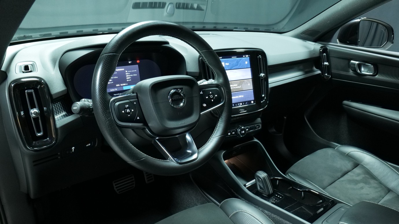 Esittelykuva Volvo XC40 täyssähköautosta.