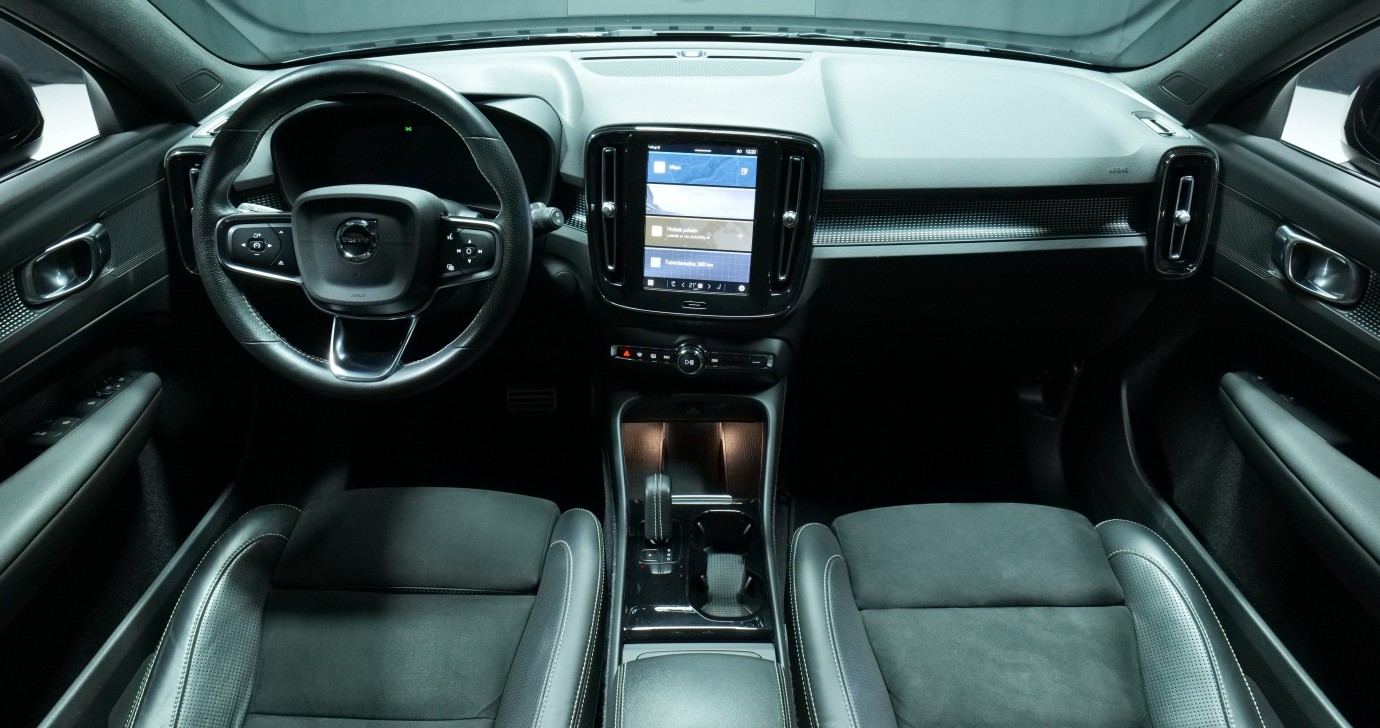 Esittelykuva Volvo XC40 täyssähköautosta.