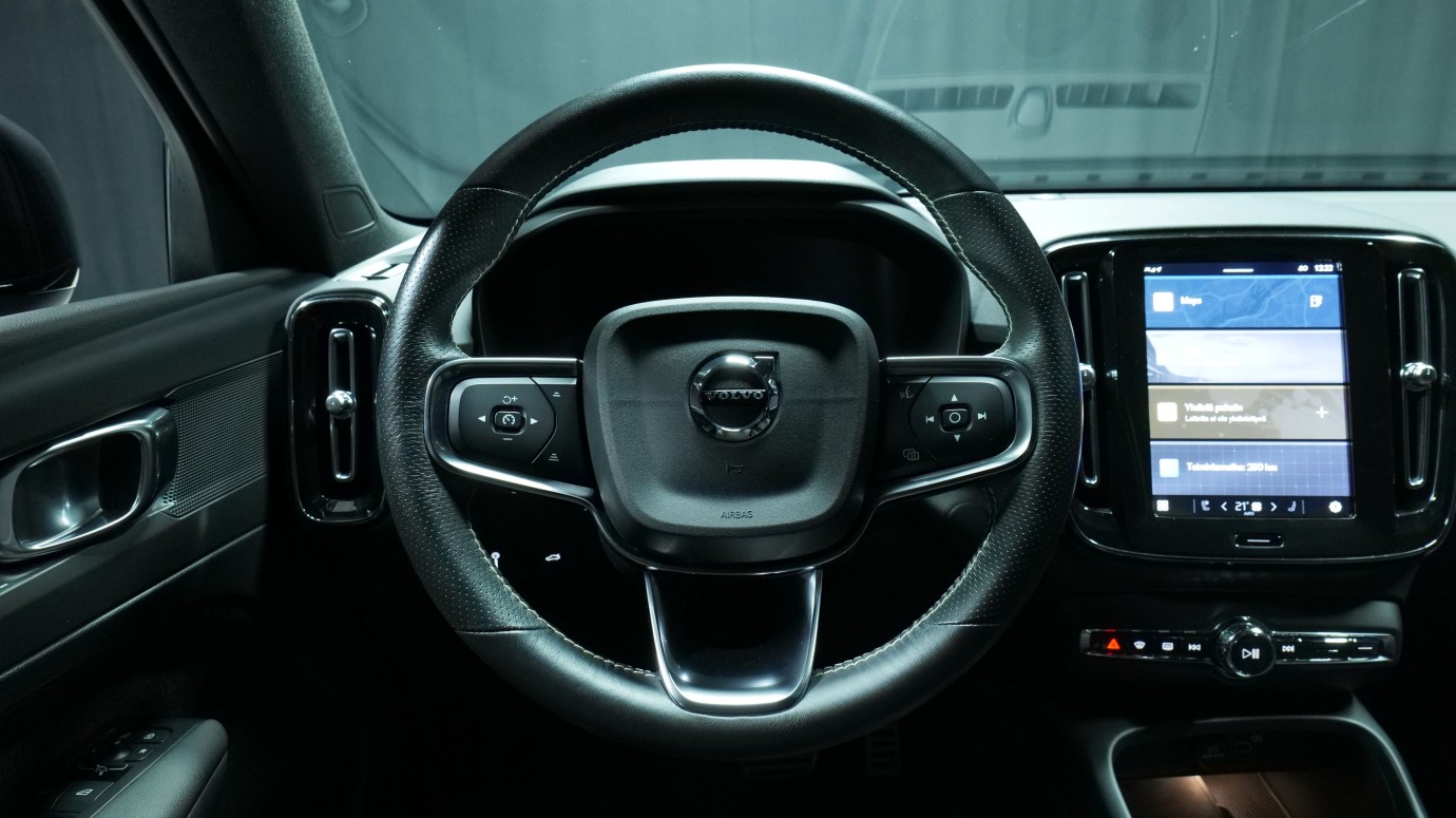 Esittelykuva Volvo XC40 täyssähköautosta.