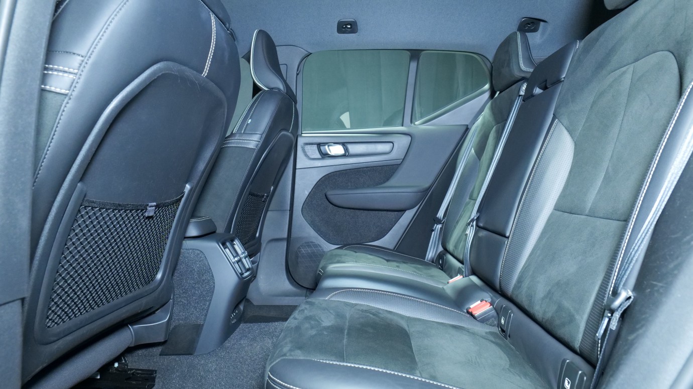 Esittelykuva Volvo XC40 täyssähköautosta.