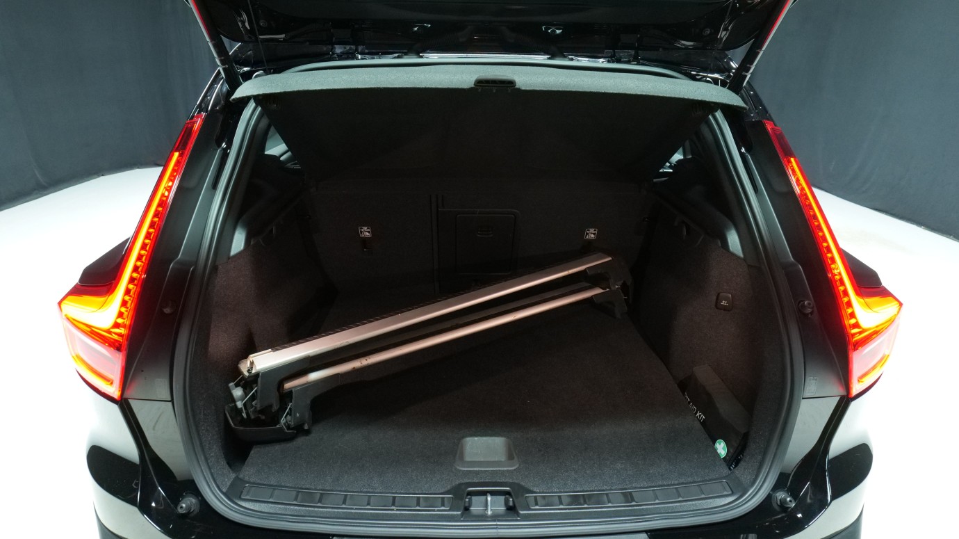 Esittelykuva Volvo XC40 täyssähköautosta.