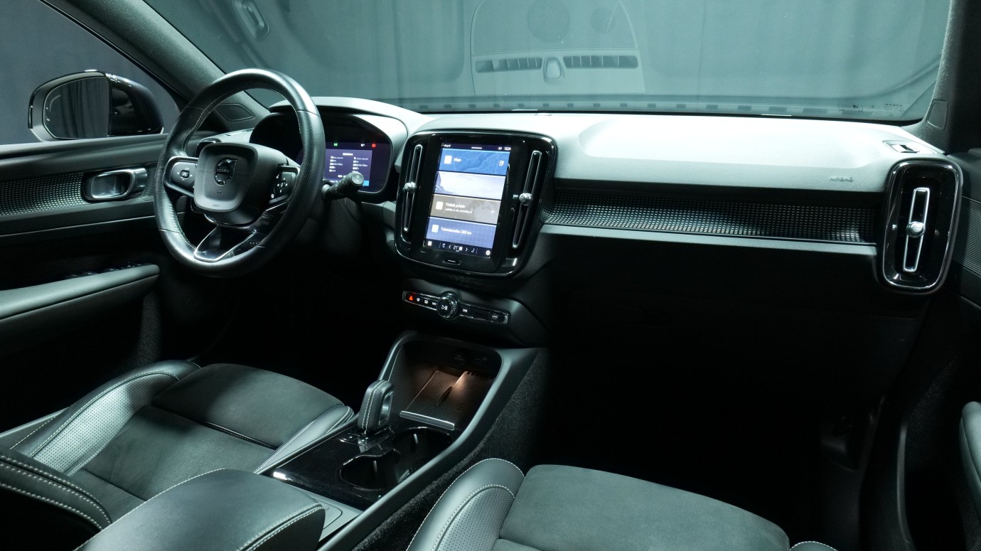 Esittelykuva Volvo XC40 täyssähköautosta.