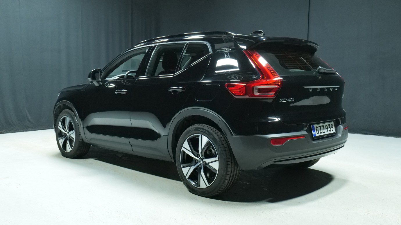 Esittelykuva Volvo XC40 täyssähköautosta.