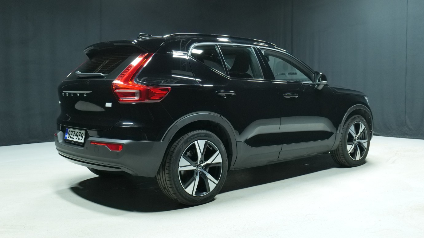 Esittelykuva Volvo XC40 täyssähköautosta.