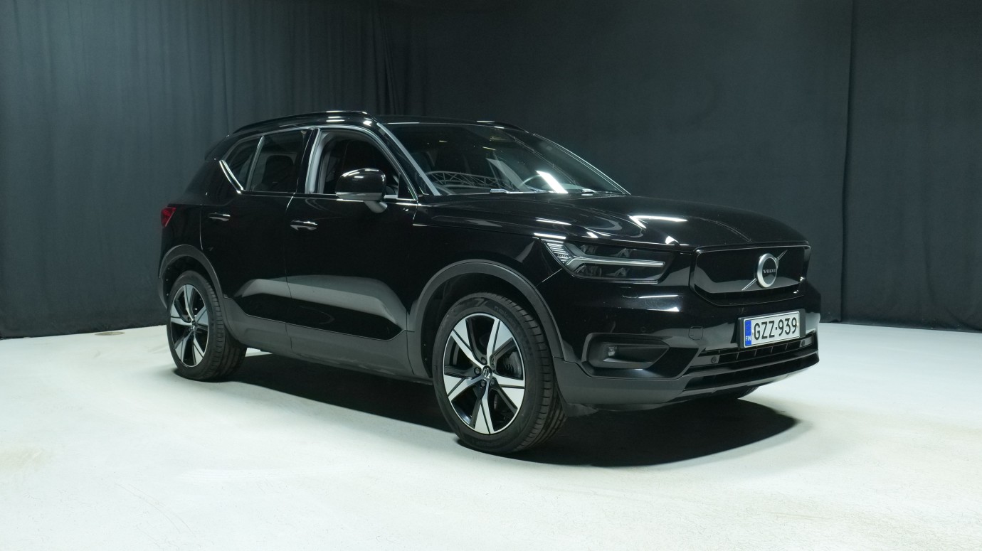 Esittelykuva Volvo XC40 täyssähköautosta.