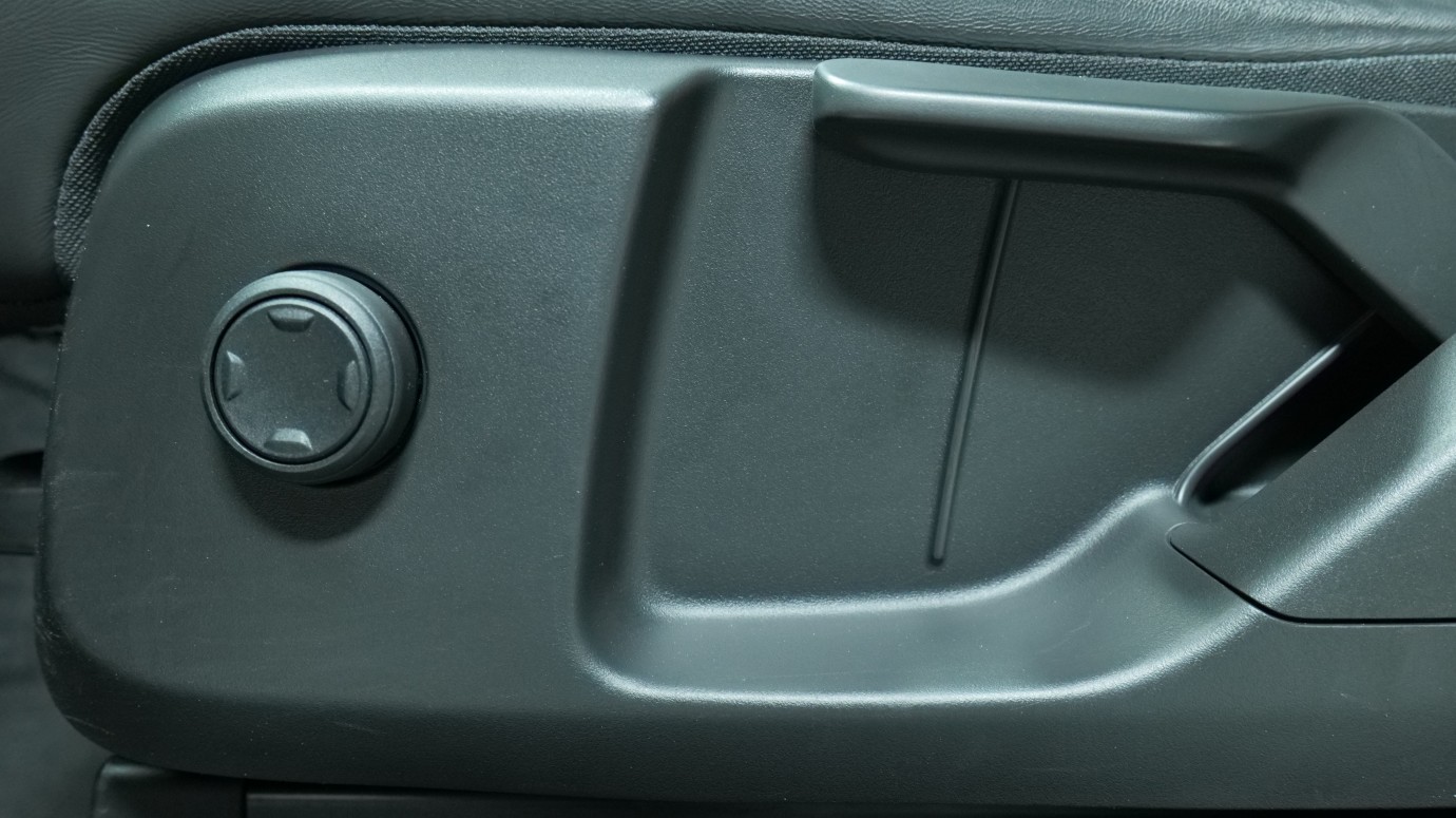 Esittelykuva Volvo XC40 täyssähköautosta.