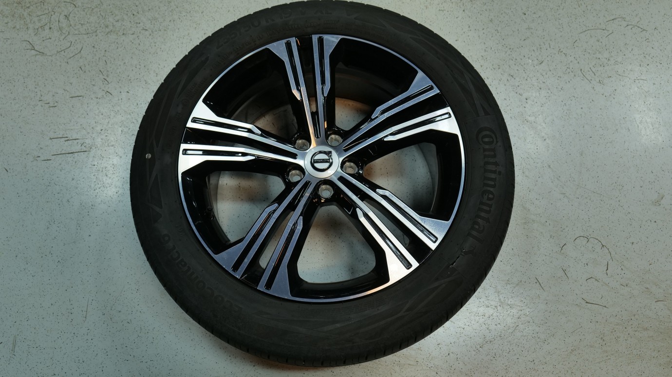 Esittelykuva Volvo XC40 kevythybridiautosta.