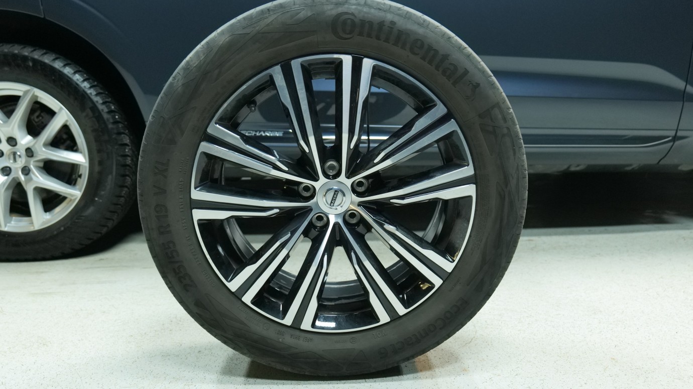 Esittelykuva Volvo XC60 kevythybridiautosta.