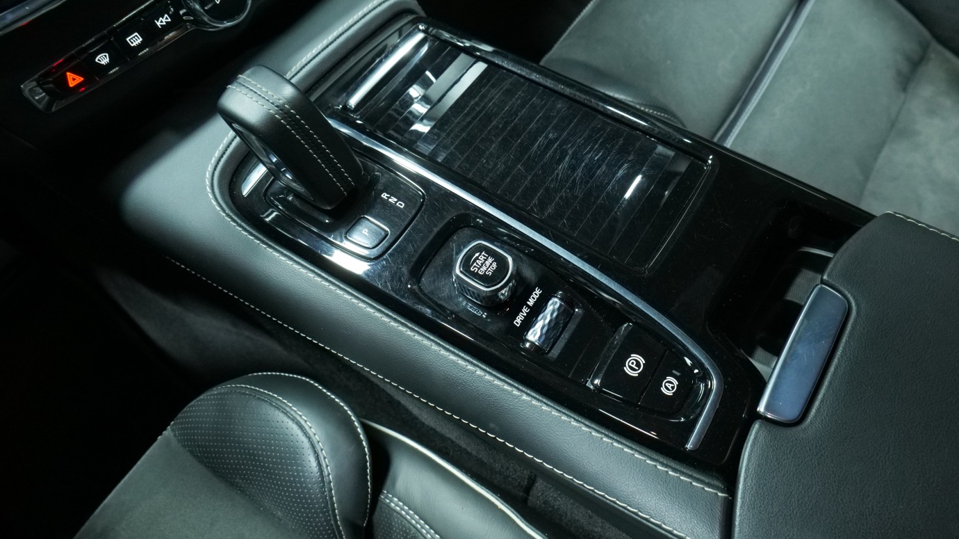 Esittelykuva Volvo V90 kevythybridiautosta.
