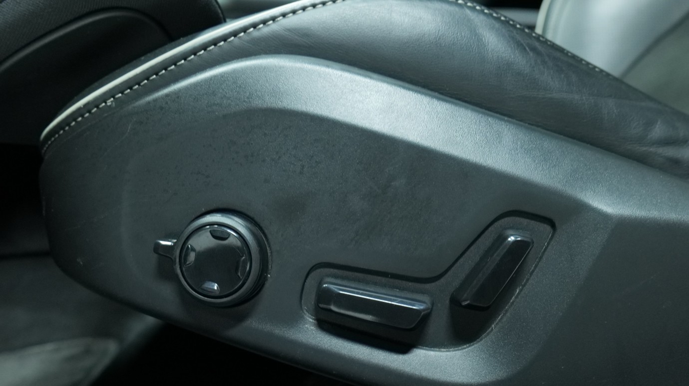 Esittelykuva Volvo V90 kevythybridiautosta.