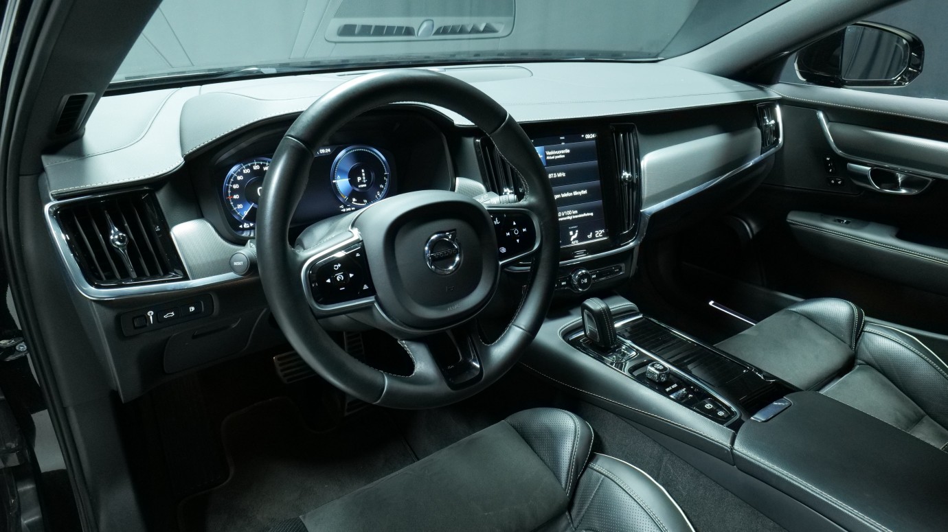 Esittelykuva Volvo V90 kevythybridiautosta.