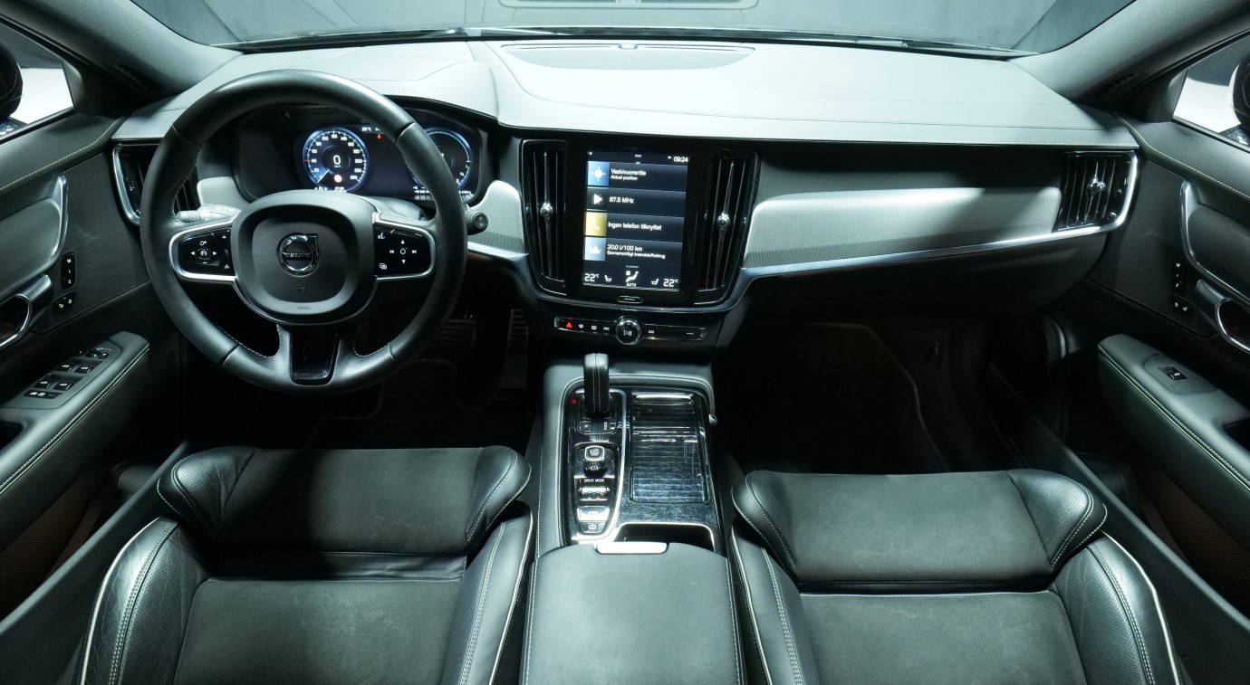 Esittelykuva Volvo V90 kevythybridiautosta.