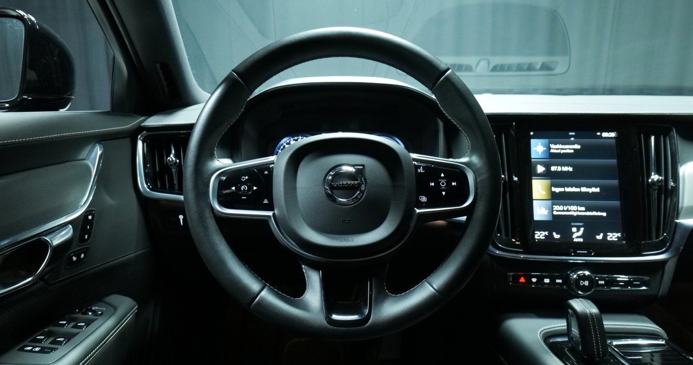 Esittelykuva Volvo V90 kevythybridiautosta.