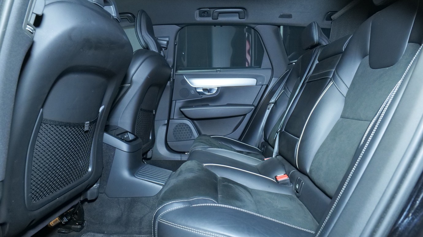 Esittelykuva Volvo V90 kevythybridiautosta.