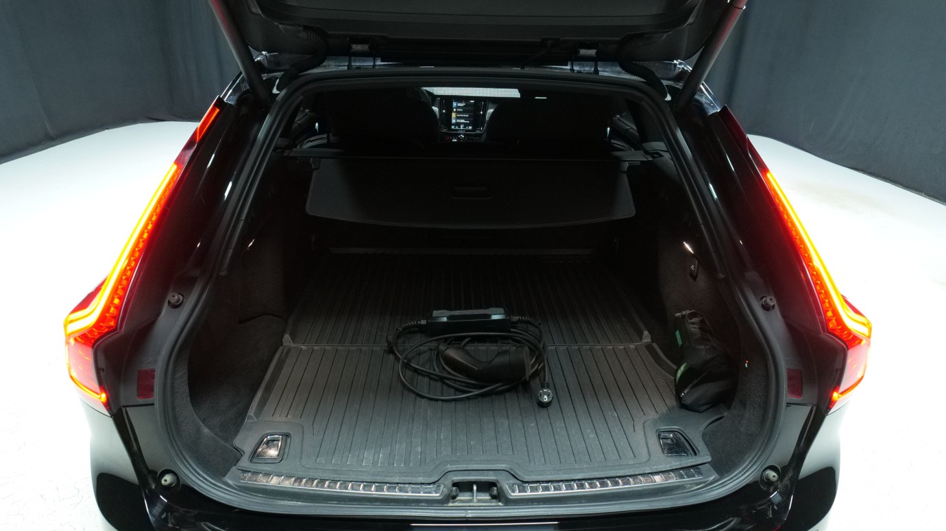 Esittelykuva Volvo V90 kevythybridiautosta.