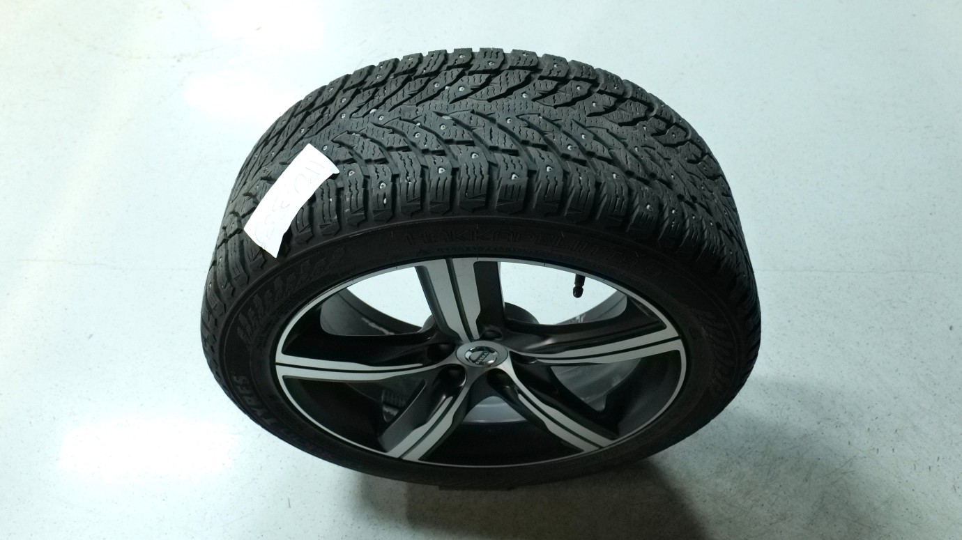 Esittelykuva Volvo V90 kevythybridiautosta.