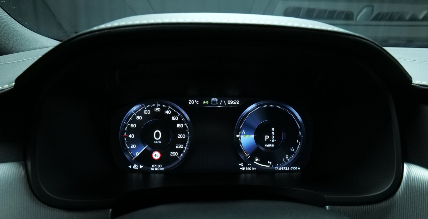 Esittelykuva Volvo V90 kevythybridiautosta.