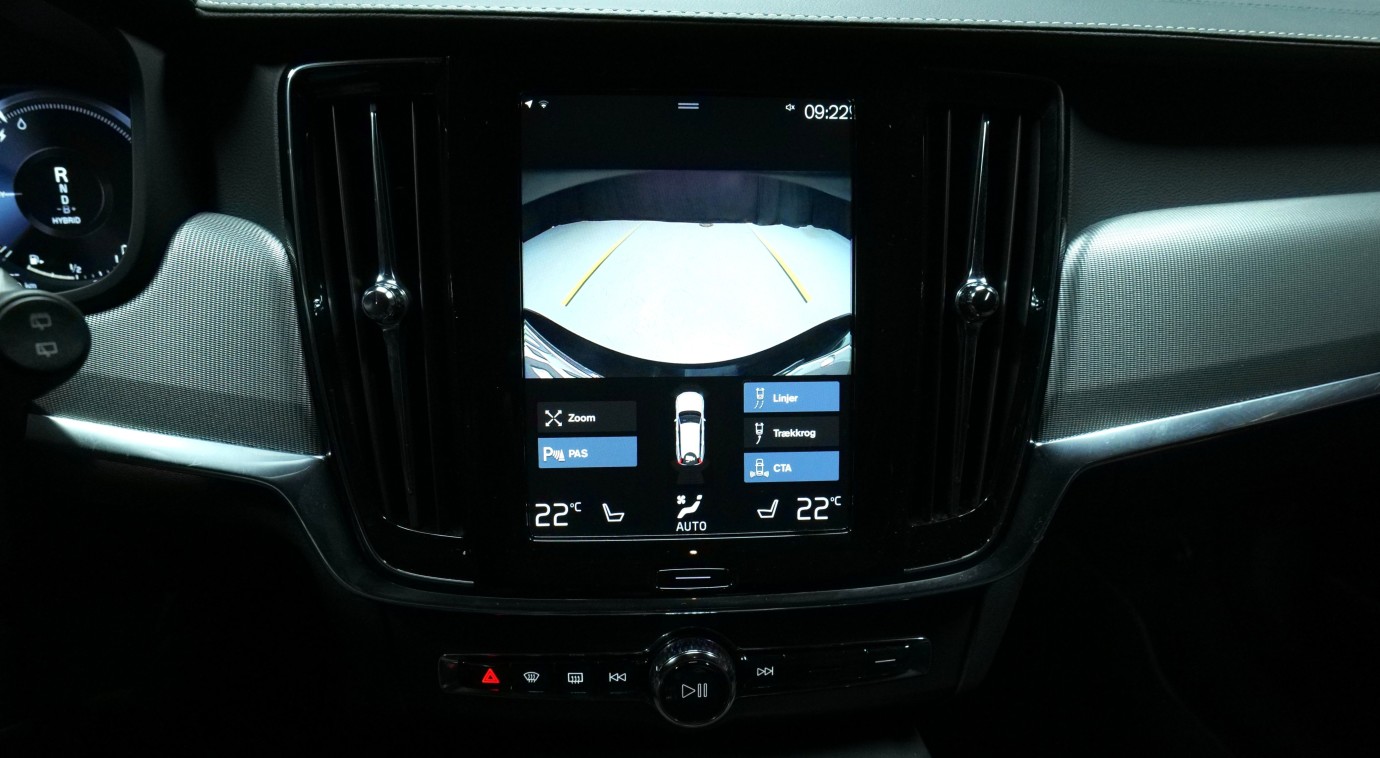 Esittelykuva Volvo V90 kevythybridiautosta.