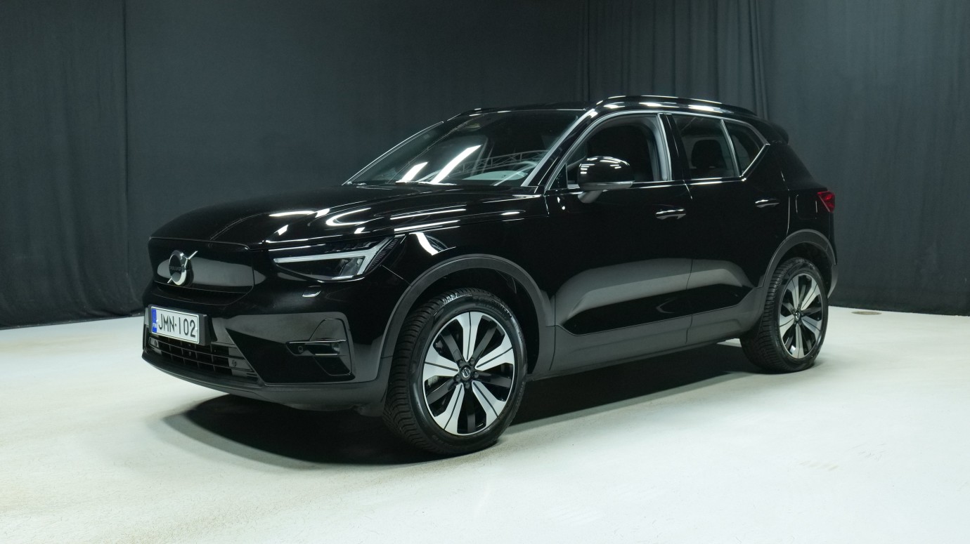 Esittelykuva Volvo XC40 täyssähköautosta.