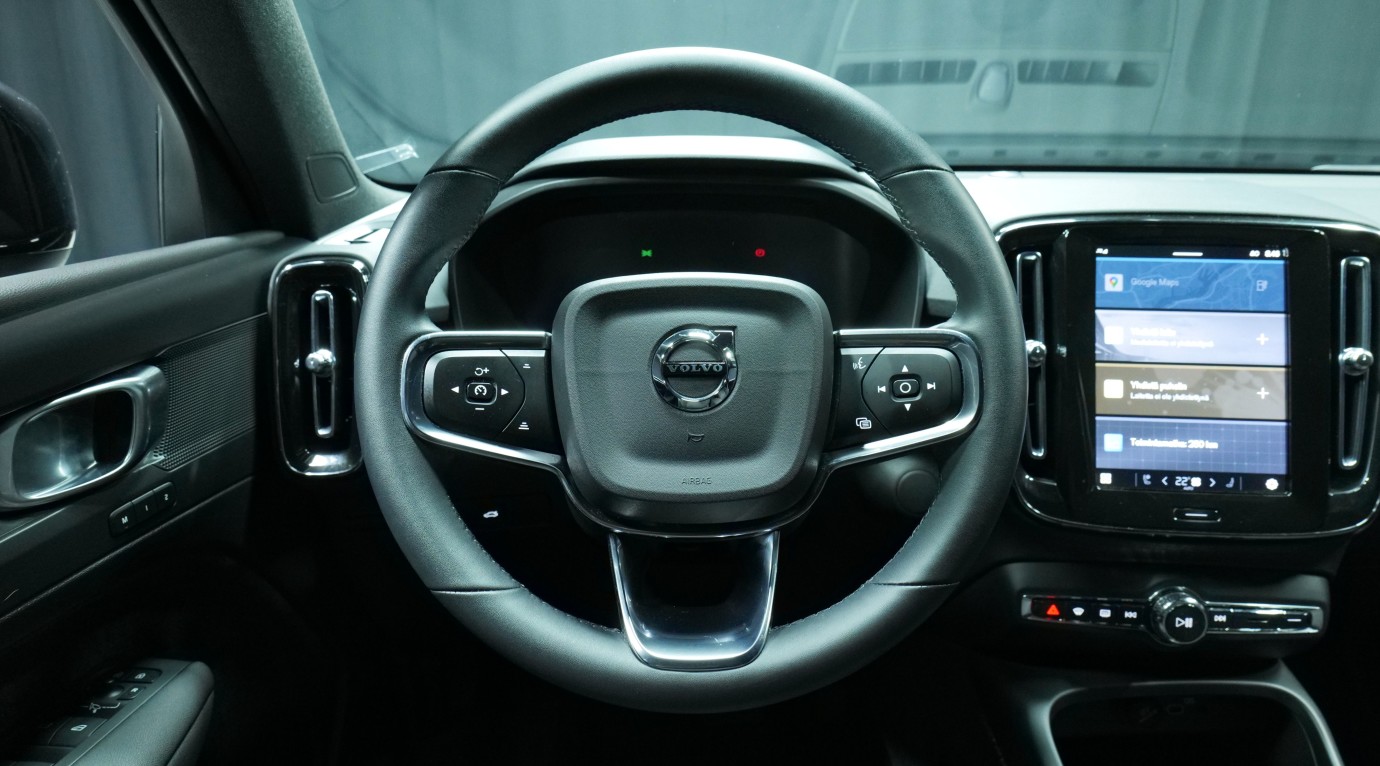 Esittelykuva Volvo XC40 täyssähköautosta.