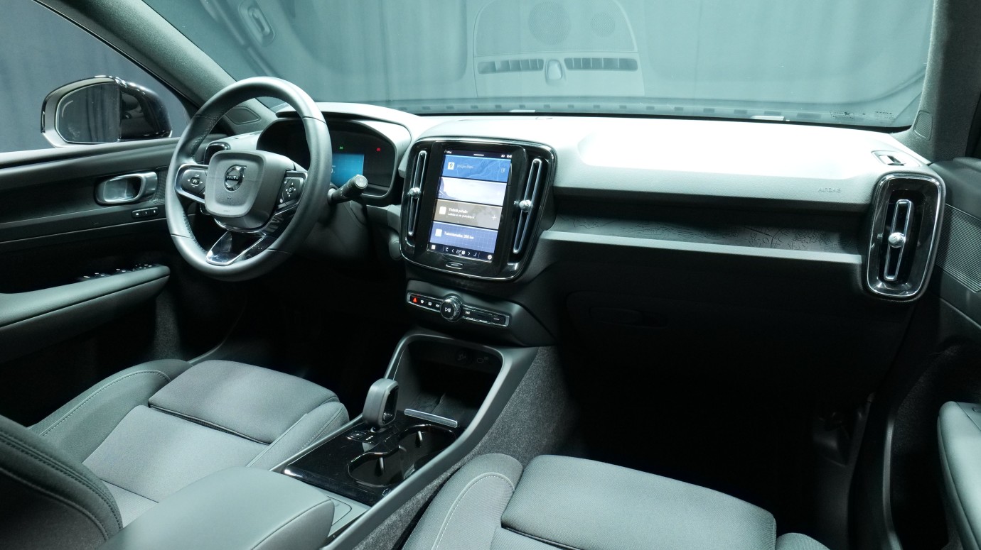 Esittelykuva Volvo XC40 täyssähköautosta.