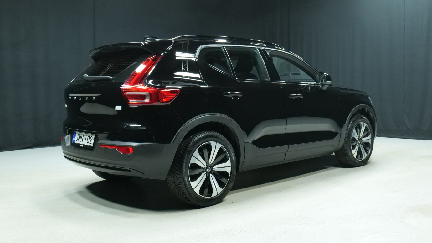 Esittelykuva Volvo XC40 täyssähköautosta.