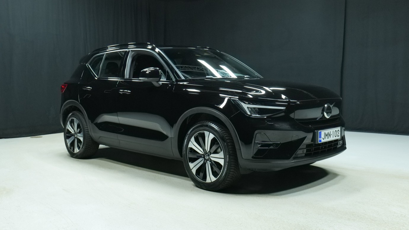 Esittelykuva Volvo XC40 täyssähköautosta.
