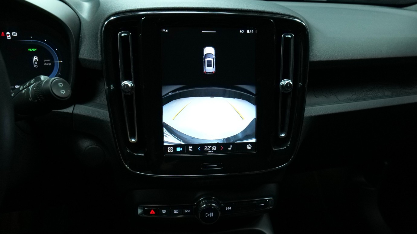 Esittelykuva Volvo XC40 täyssähköautosta.