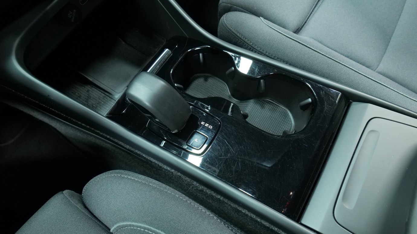 Esittelykuva Volvo XC40 täyssähköautosta.