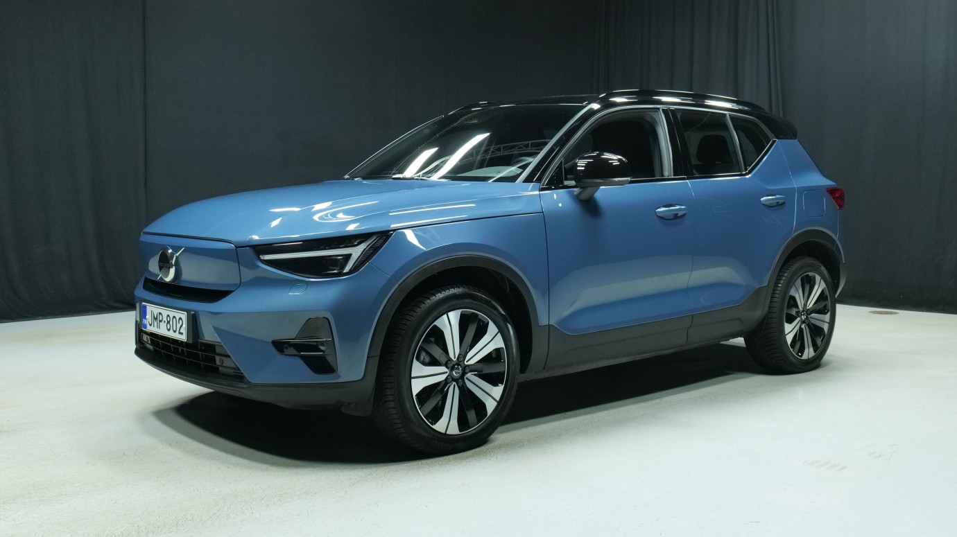 Esittelykuva Volvo XC40 täyssähköautosta.