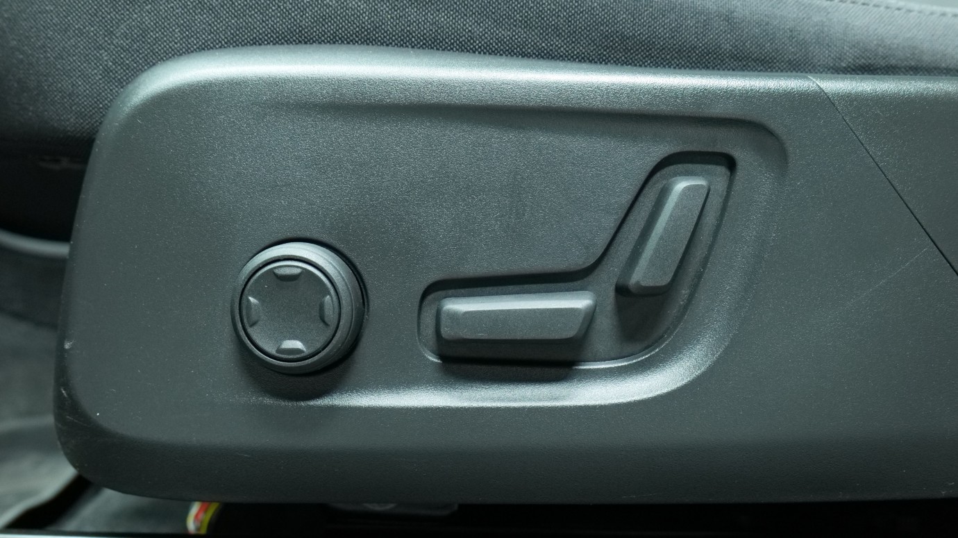 Esittelykuva Volvo XC40 täyssähköautosta.