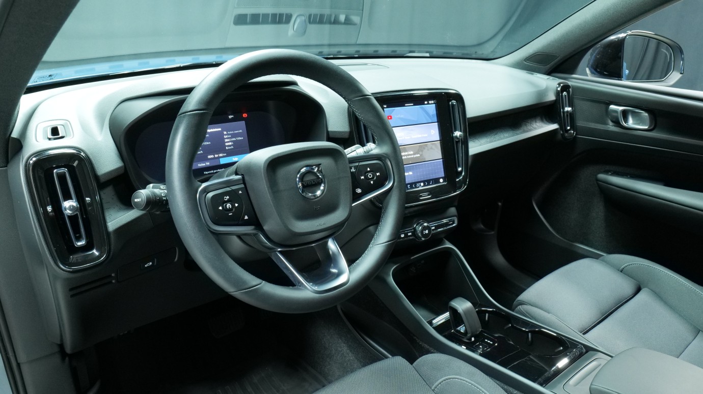 Esittelykuva Volvo XC40 täyssähköautosta.