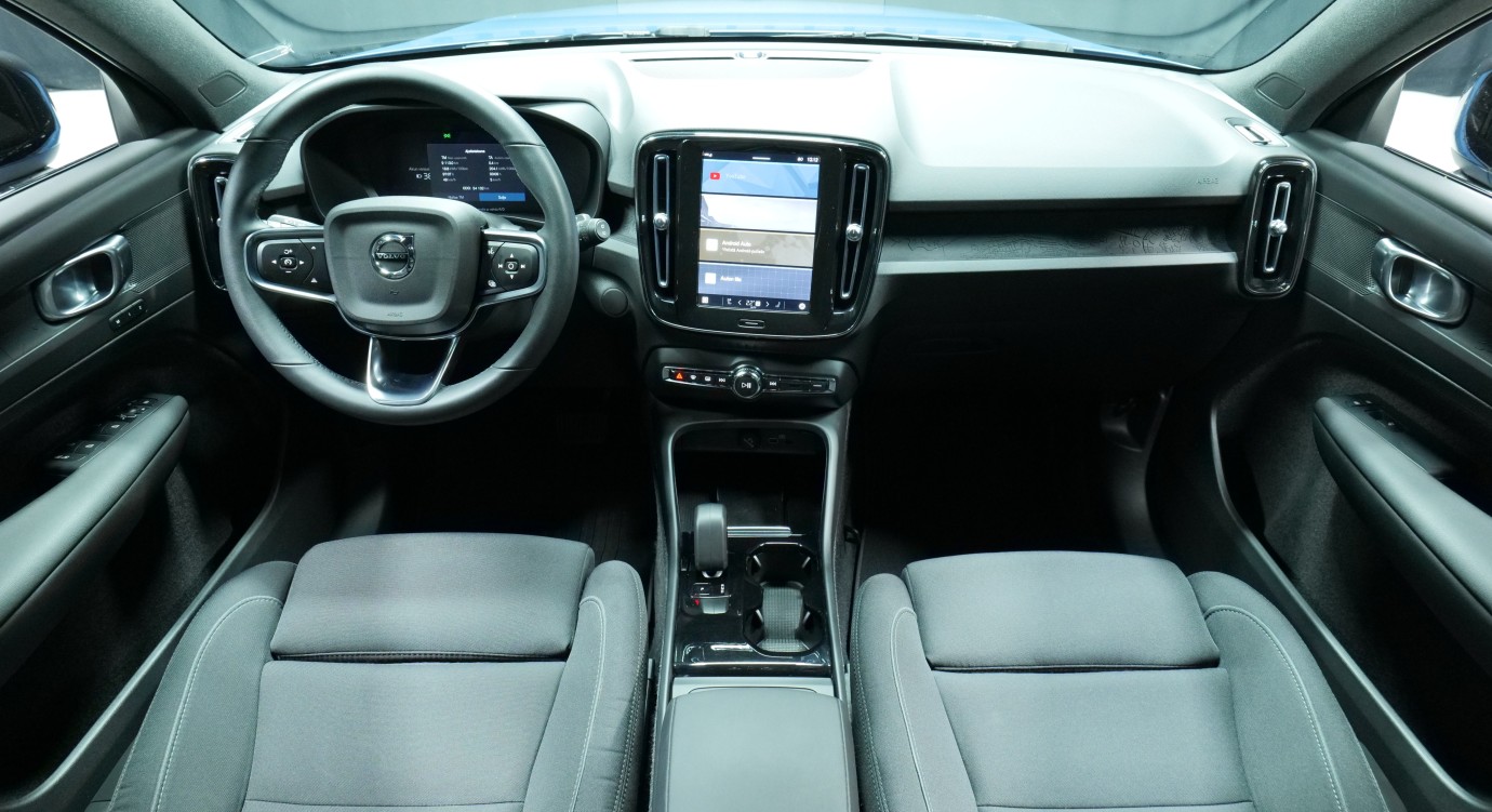 Esittelykuva Volvo XC40 täyssähköautosta.