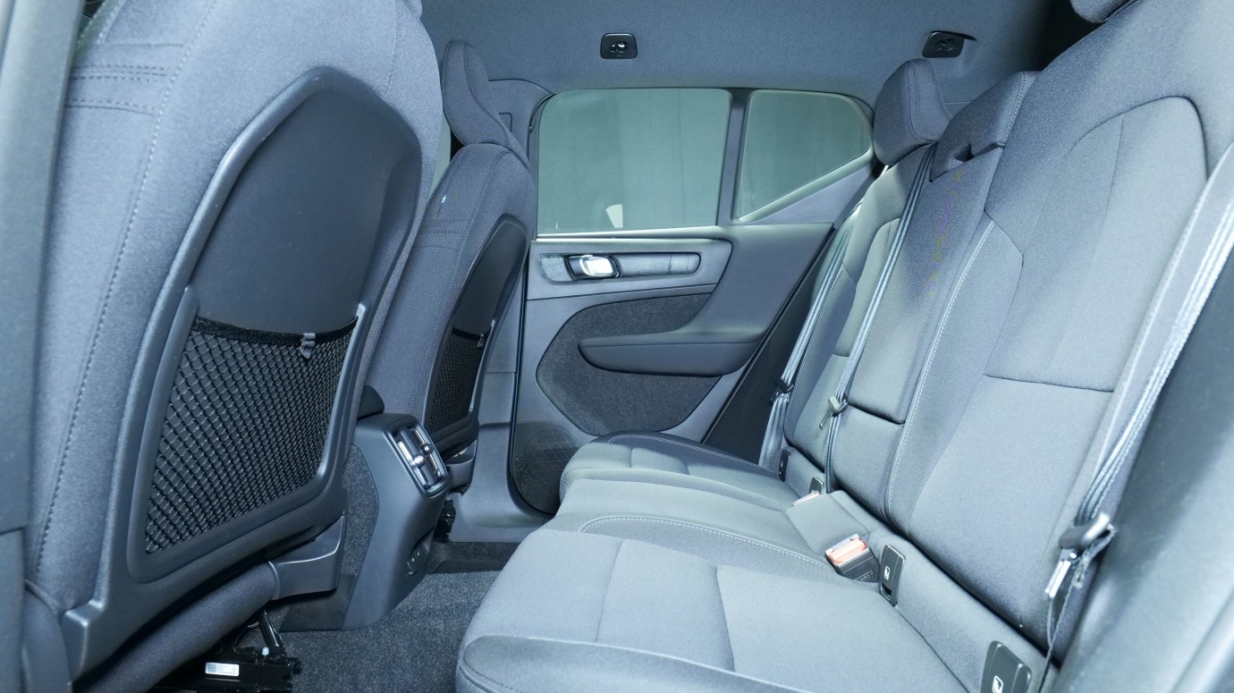Esittelykuva Volvo XC40 täyssähköautosta.