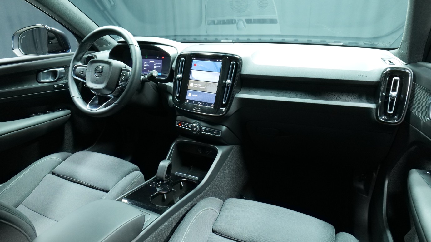 Esittelykuva Volvo XC40 täyssähköautosta.