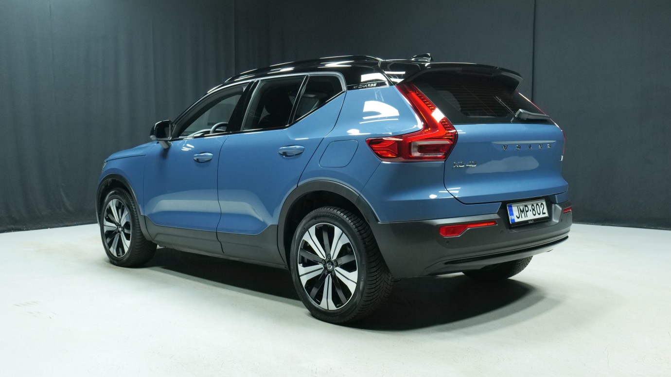 Esittelykuva Volvo XC40 täyssähköautosta.