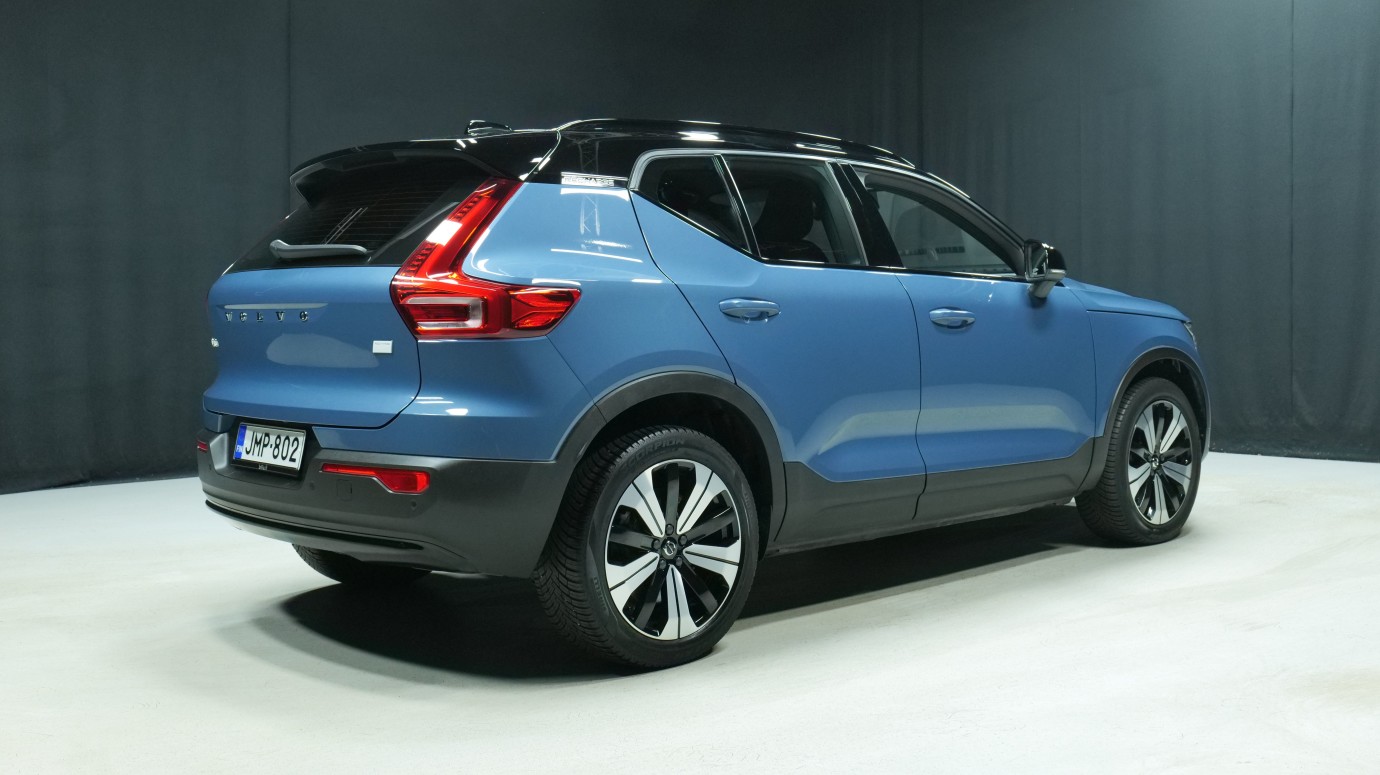 Esittelykuva Volvo XC40 täyssähköautosta.