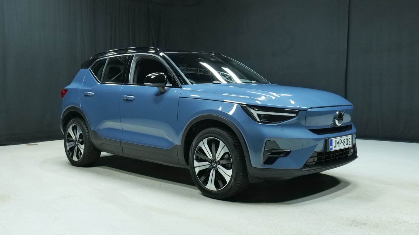 Esittelykuva Volvo XC40 täyssähköautosta.