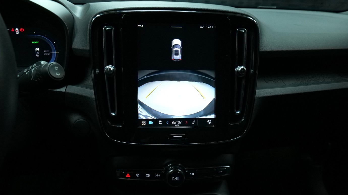 Esittelykuva Volvo XC40 täyssähköautosta.