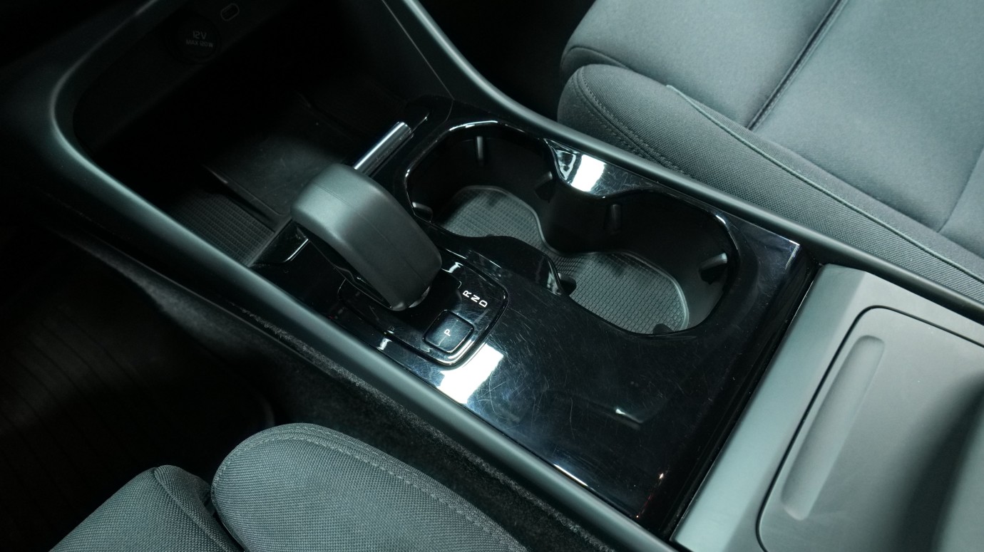 Esittelykuva Volvo XC40 täyssähköautosta.