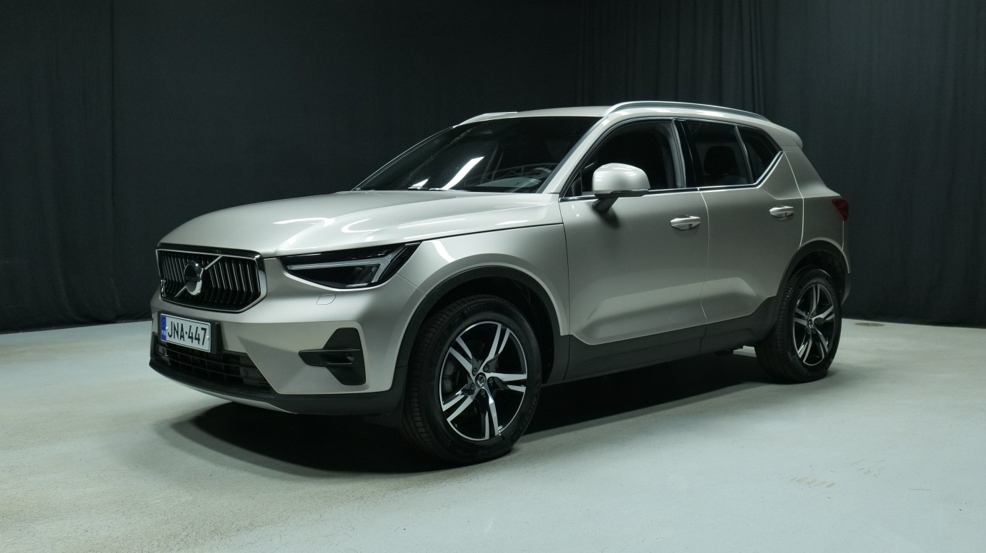 Esittelykuva Volvo XC40 kevythybridiautosta.