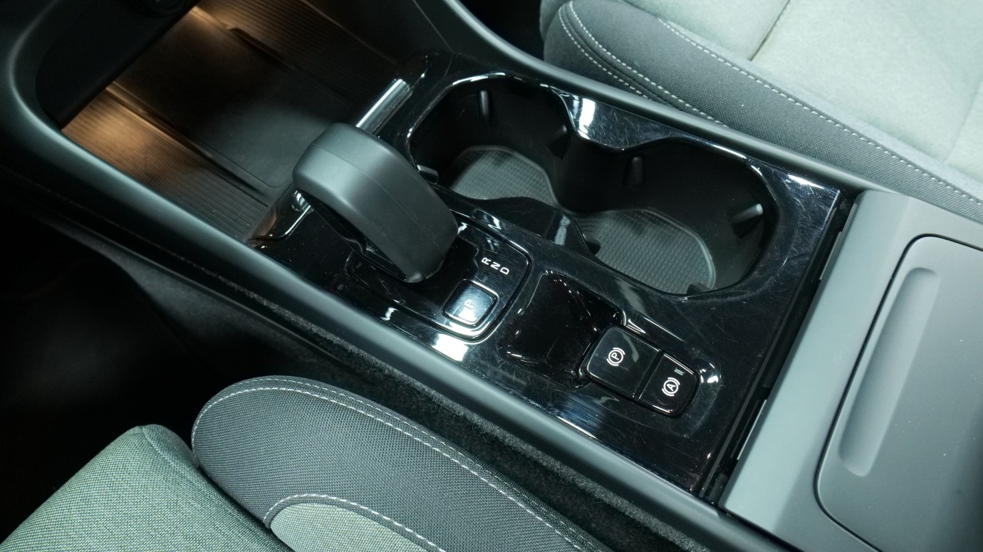 Esittelykuva Volvo XC40 kevythybridiautosta.