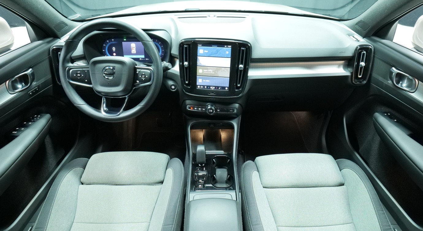 Esittelykuva Volvo XC40 kevythybridiautosta.