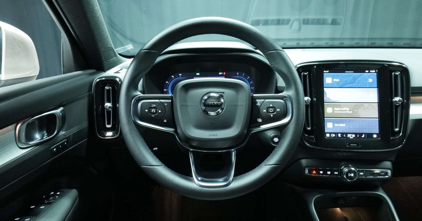 Esittelykuva Volvo XC40 kevythybridiautosta.